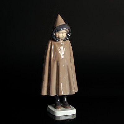 Porzellanfigur, Mädchen im Mantel, Bing & Gröndahl, Entw. Ingeborg Plockross Irminger, um 1909/14, Porzellan, farbig staffiert, H. 23,5 cm
