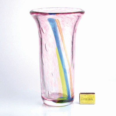 Vase, Murano Italien, 1980er Jahre, rosa eingepudertes Glas mit eingeschmolzenen Luftblasen und drei Streifen in Gelb, Blau und Orange, H. ca. 34cm