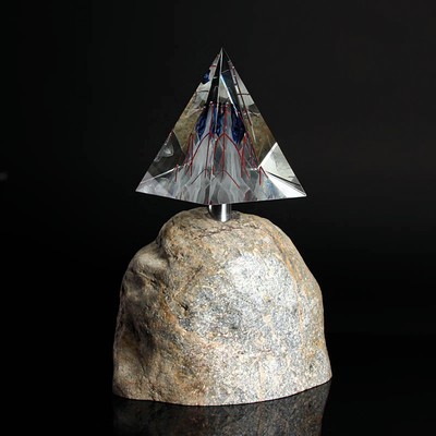 Mixed Media-Objekt, Fritz Prehal, geb. 1960 Radstadt, Steinkuppe mit aufgesteckter Glaspyramide, signiert und datiert 12/97, H. 36 cm