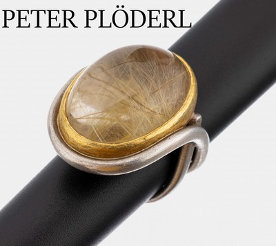 Ausgefallener PETER PLÖDERL Ring 925er Silber und GG 750/000, Rutilquarz-Cabochon ca.74.00 ct, Fassung mit Eiskristalleffekt, schwere Ausführung, ...