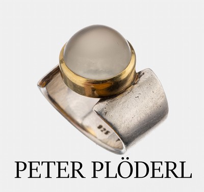 Ausgefallener PETER PLÖDERL Ring, 925er Silber und GG 750/000, 1 rundes Mondstein- Cabochon ca. 7.00 ct, ca. 9.9 g, RW 49