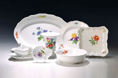 Umfangreiches Speiseservice, Meissen, 20. Jh., 2. Wahl, Blume I, 11 flache Teller, 11 tiefe Teller, 11 Dessertteller, Hechtplatte, ovale Platte, ...