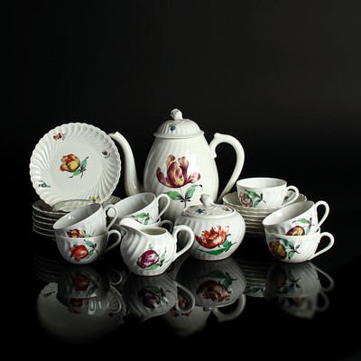 Mokka- bzw. Espresso Service, Nymphenburg, 1920er Jahre, Porzellan, bunte Blumenmalerei, Kännchen, 7 Tassen mit Untertassen, 6 Gebäckteller, ...