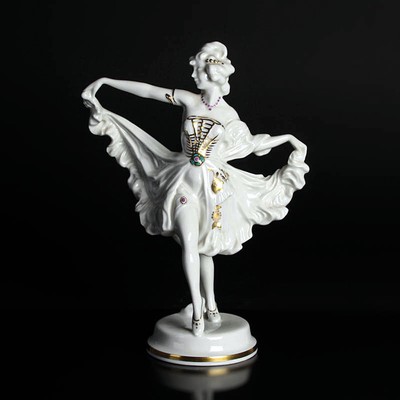 Porzellanfigur, Hutschenreuther, Abteilung für Kunst, Tänzerin, sparsam golden und bunt staffiert, H. ca. 28cm