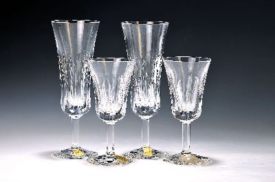 12 Sektgläser und 12 Weingläser, Arnolfo di Cambio, Italien, Bleikristall , 6-eckiger Fuß, H. ca. 20 bzw. 15cm 1 Glas leicht beist.