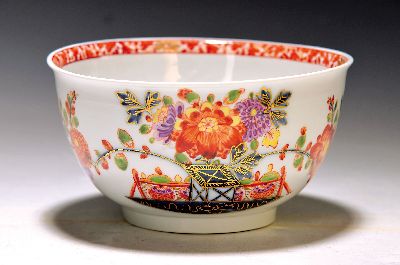 Große Kumme, Meissen, um 1740, Porzellan, reicher Tischchendekor mit indischen Blumen, Goldstaffage innen berieben, Standring minimal best., H. ca. ...