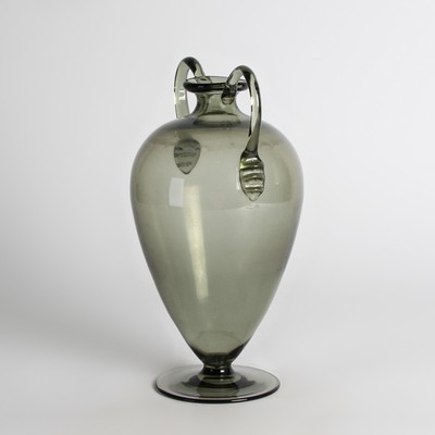 Doppelhenkelvase, wohl Venini, Murano, 1960er-Jahre, rauchfarbenes Glas, H. 24 cm