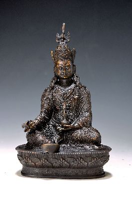 Figur des kostbaren Guru Pamasambhava, 20. Jh., Kupferlegierung, in der traditionellen ikonographischen Darstellung, hält Kapala und Amrita-Vase, ...
