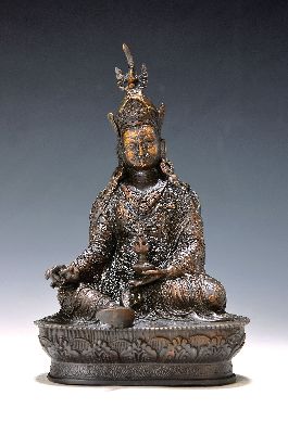 Figur des kostbaren Guru Pamasambhava, 20. Jh., Kupferlegierung, in der traditionellen ikonographischen Darstellung, hält Kapala und Amrita-Vase, ...