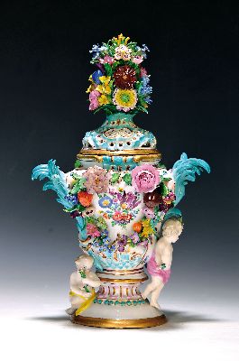 Potpourri-Vase, Wallendorf nach Meissener Vorbild, ausgehendes 18.Jh., Porzellan, überreicher Dekor mit aufgelegten Blättern und Blüten, ...
