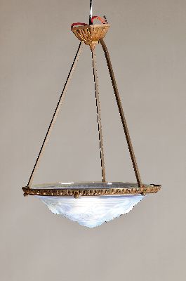 Deckenlampe, Frankreich, 1950er Jahre, Metallmontur, Opalinglasschale reliefiert mit Fischen, wohl Sabino, eine Brennstelle, Elektr. nicht geprüft, ...