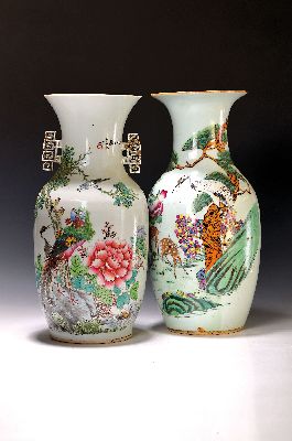 Paar Balustervasen, China, späte Quing bzw. um 1900, Aufglasurmalerei, Landschaftsausschnitte mit Vögeln und Tieren, ohne Bodenmarke, H. je 43 cm, ...
