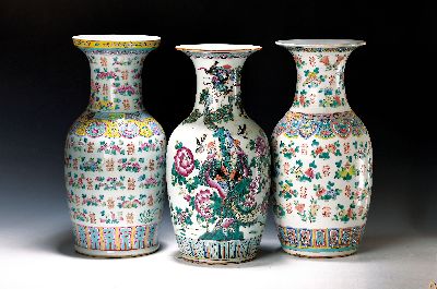 Drei Balustervasen, China, späte Quing bzw. um 1900, Aufglasurmalerei mit Blumen und Ornament, H. je 45 cm, je mit Zertifikat der China National ...