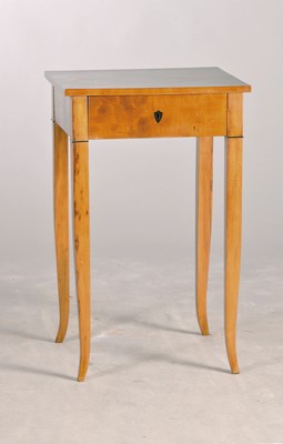 Zierlicher Biedermeier Beistelltisch, um 1820, Obstholzfurnier, z.T. massiv, eine Schublade, auf spitz zulaufenden Beinen, Schloss und Schlüssel, ...