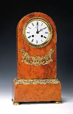 Tischuhr, Frankreich, um 1860, Gehäuse Wurzelnußfurnier, Sockel umlaufender Blattdekor, vergoldete Messingapplikation, facett. Glasdeckel mit ...