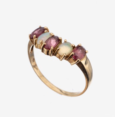 10 kt Gold Rubin-Opal-Ring, GG 417/000, 3 rundfacett. Rubine zus. ca. 0.60 ct, 2 ovale Opal-Cabochons zus. ca. 0.15 ct, ca. 1.9 g, RW 55
