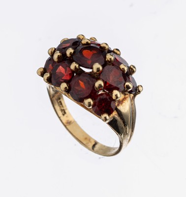 10 kt Gold Granat-Ring, GG 417/000, 11 rundfacett. Granate zus. ca. 6.0 ct, ca. 5.4 g, RW 51