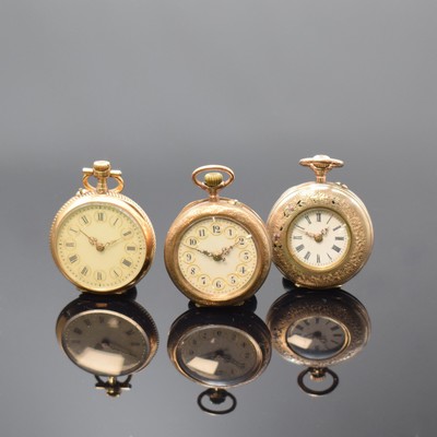 Konvolut: 3 Zylinder-Damentaschenuhren in Gold, Schweiz um 1900, 2 x RG 585/000, 1 x RG 333/000, reich verz. und teilw. email. Gehäuse dell./def., ...