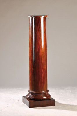 Biedermeier Säule, um 1830, Mahagoni, auf quadratischem Sockel stehend, H. ca. 134.5 cm, 39.5 x 39.5 cm, EZ 2-3