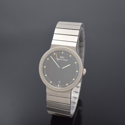 IWC Porsche Design Armbanduhr in Titan, Schweiz 1985, quarz, Boden verschr., orig. Gliederband m. Faltschl., schwarzes Zifferbl., Tritium-Indizes u. ...