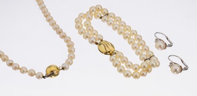 Konvolut mit Akoyazuchtperlen, best. aus: 1 x Collier, 1 x 2-rhg. Armband, mit GG 585/ 000, Schließen, 1 x Ohrhänger WG 750/000, ...