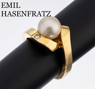 18 kt Gold EMIL HASENFRATZ Akoyazuchtperl- Diamant Ring, GG 750/000, l. rosef. Perle, D. ca. 8.5 mm, asymm. Schiene, kl. Brillant ca. 0.05 ct ...