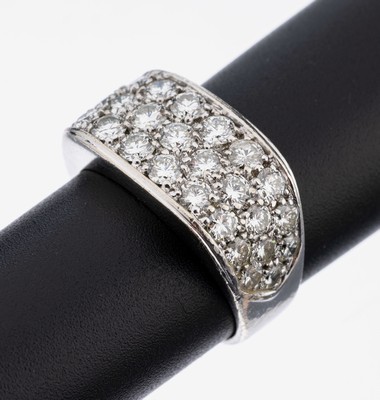 18 kt Gold Brillant-Ring, WG 750/000 gepr., eckige Schiene, bes. mit 31 Brillanten zus. ca. 2.50 ct feines Weiß-Weiß/vs-si, RW 57, ca. 6.5 g