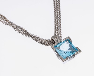 18 kt Gold Blautopas-Brillant-Anhänger, WG 750/000, facett. Blautopas im Sternschliff ca.8.0 ct, 30 Brillanten zus. ca. 0.24 ct feines Weiß/vs, an ...