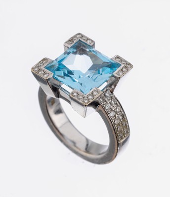 18 kt Gold Blautopas-Brillant-Ring, WG 750/000, facett. Blautopas im Sternschliff ca.8.0 ct, Ecken und Ringschultern bes. mit 44 Brillanten zus. ca. ...