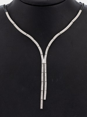 18 kt Gold Brillant-Collier, WG 750/000, Y-Form, Elemente in Backsteinoptik, Mittelteilbes. mit 150 Brillanten zus. ca. 1.50 ct feines Weiß/si, L. ...