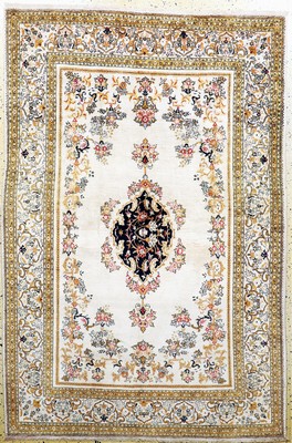 Ghom Seide fein, Persien, Ende 20.Jhd., reine Naturseide, ca. 215 x 145 cm, EHZ: 2, Fransen neu angesetzt