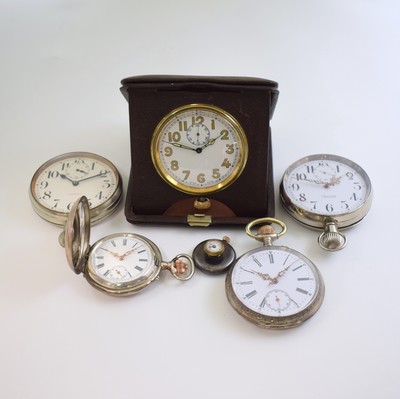 4 Taschenuhren, 1 Knopflochuhr und eine Reiseuhr im aufstellbaren Lederetui, Schweiz um 1910-1920, 1) 4 Taschenuhren in Silber, Gehäuse teils dell., ...