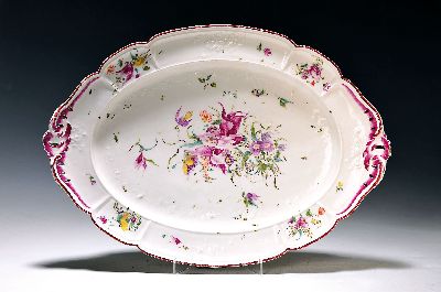 Ovale Platte, Frankenthal, 1756-59, Porzellan, leicht reliefierte Blumenborde auf Fahne und Spiegeleinfassung, brauner Rand, an den Seiten bestoßen, ...
