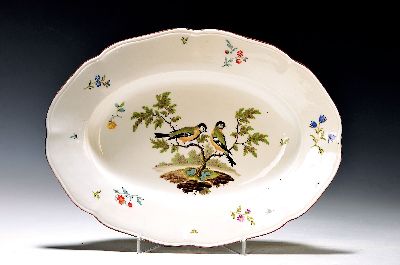 Ovale Platte Frankenthal, datiert 1777, feine Vogelmalerei auf Ast sitzend, gestreute Blümchen, brauner Rand, 28x21.5cm