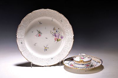 Große runde Platte und Buttergefäß, Frankenthal, 1762-1770, CT-Marke mit AB, große Platte mit Blumenmalerei, Korbrand, am Rand bestoßen, Malerei ...