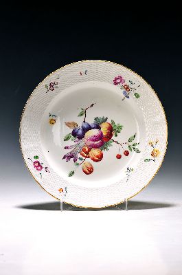 Teller, Frankenthal, 1762-1770, CT-Marke mit AB, große Früchtemalerei, Korbrand, Fahne mit Blumenstaffage, Goldrand, am rückseitigen Standring l. ...