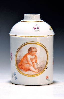 Große Teedose Frankenthal, dat. 1779, CT-Marke, Porzellan, im Oval, sitzender Putto mit rotem Mantel, gestreute Blümchen, ohne Deckel, H. ca. 13 cm