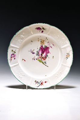 Teller, Frankenthal, CT-Marke, 1762-50, Porzellan, Fahne mit erhabenem Blumenrelief, feine Blumenmalerei auf Fahne und Spiegel, grüner Rand, ...