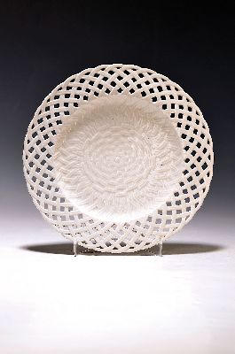 Teller, Frankenthal, weiß, dat. 1772, weiß, Korbrelief, Fahne mit Durchbrucharbeit, CT-Marke, D. ca. 23 cm