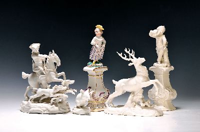 Fünf Porzellanfiguren Nymphenburg, 20. Jh., meist Frankenthaler Vorbild: kl. Dame und kl. Harlekin, H. 22cm, Jäger mit zwei Hunden ca. 19x16 cm, ...