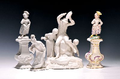 Vier Porzellanfiguren, Nymphenburg, 20. Jh., zweimal kl. Dame, einmal bemalt, H. 22 cm, Musikantengruppe H. 22 cm, Chinese mit Horn, H. 14 cm, weiß, ...