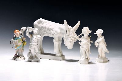 Fünf Porzellanfiguren, KPM Berlin, 20. Jh., Esel und vier allegorische Darstellungen, Esel ca. 13 x 17 cm; zwei Sternzeichen (1 Arm geklebt, ...