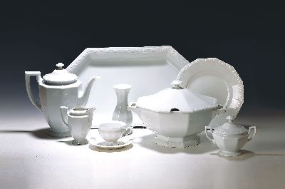 Umfangreiches Kaffee- und Speiseservice für 12 Personen, Rosenthal, Maria weiß, 12 flache Teller, 12 tiefe Teller, eine Suppenterrine, 2 ...