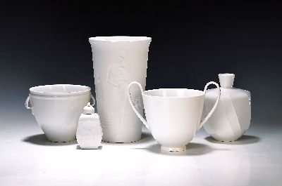 5 Vasen/Gefäße, KPM Berlin weiß, 20. Jh., Erntebecher, Entwurf Siegmund Schütz 1934, spätere Ausführung, H. ca. 22 cm, l. gedrehte Vase, H. 15 ...