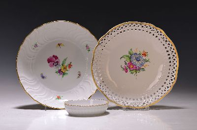 Zwei Schalen und ein Schälchen, KPM, Berlin, 20. Jh., Schale mit Durchbrucharbeit, D. 20 cm, Schale D. 20.5 cm, ovales Schälchen mit Blumenmalerei ...