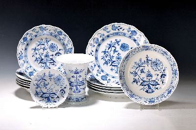 14 Serviceteile Meissen, Zwiebelmuster, Schüssel rund, 2 tiefe Teller D. 23.5 cm, 3 tiefe Teller D. 22.5 cm, 5 flache Teller D. 24 cm, Teller D. 21 ...