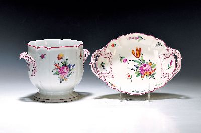 Kl. Weinkühler/Übertopf und Doppelhenkelschale, Nymphenburg, 20. Jh., Blumenmalerei, purpurfarbene Randstaffage, H. ca. 13 cm/ 21 x 15 cm