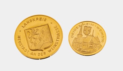 Konvolut 2 Goldmedaillen, GG 986/000, 1 x AV: Ansicht aufs Hambacher Schloss, Hambacher Fest 27. Mai 1832, RV: Wappen Landkreis Neustadt der ...