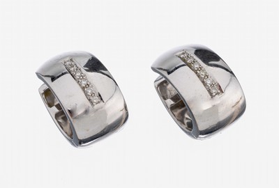 Paar 18 kt Gold Brillant-Ohrcreolen, WG 750/000, ovale Form, insgesamt 12 Brillanten zus. ca. 0.18 ct feines Weiß/vvs, ca. 11.2 g, mit Gutachten