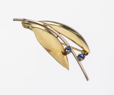 14 kt Gold Saphir-Brosche, GG/WG 585/000, abstrakt florale Gestaltung, 2 kl. rundfacett.Saphire, ca. 5.1 x 1.8 cm, ca. 4.9 g